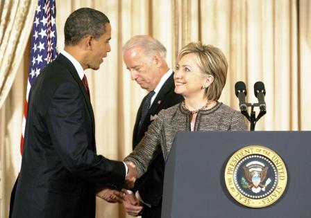 اوباما يصافح هيلاري كلينتون بعد إلقاء كلمتها إثر تعيينها وزيرة للخارجية